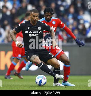 Naples, Italie. 19th mars 2022. Andre' Anguissa (R) de Napoli vies avec la Walace d'Udinese lors d'un match de football entre Napoli et Udinese à Naples, Italie, le 19 mars 2022. Credit: STR/Xinhua/Alay Live News Banque D'Images