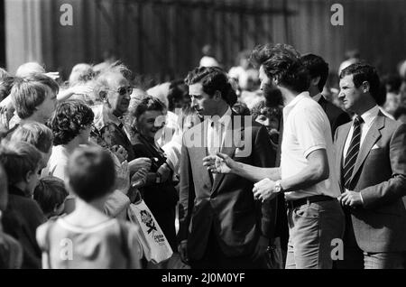 Le Transglobe Expedition rentre chez lui. Sir Ranulph Fiennes (avec la barbe) arrive à Greenwich. Ils sont photographiés avec le Prince Charles à leur arrivée, accueilli par des foules à Greenwich. 29th août 1982. Banque D'Images