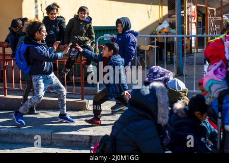 Przemysl, Pologne. 18th mars 2022. Les enfants jouent à la bagarres en attendant un train pour Lviv. Les Ukrainiens retournent en Ukraine de la Pologne en train. Certains étaient de retour après avoir été incapable de trouver des ressources en Pologne d'autres où revenir pour aider leurs familles. Crédit : SOPA Images Limited/Alamy Live News Banque D'Images