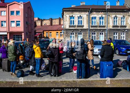 Przemysl, Pologne. 18th mars 2022. Les gens attendent de monter à bord d'un train pour Lviv. Les Ukrainiens retournent en Ukraine de la Pologne en train. Certains étaient de retour après avoir été incapable de trouver des ressources en Pologne d'autres où revenir pour aider leurs familles. Crédit : SOPA Images Limited/Alamy Live News Banque D'Images