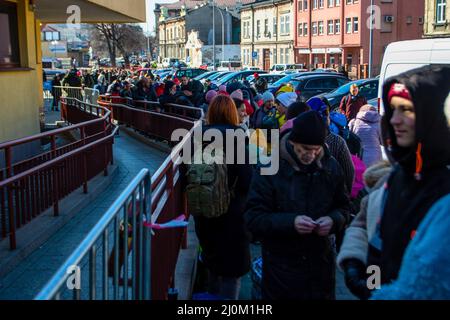 Przemysl, Pologne. 18th mars 2022. Les gens attendent de monter à bord d'un train pour Lviv. Les Ukrainiens retournent en Ukraine de la Pologne en train. Certains étaient de retour après avoir été incapable de trouver des ressources en Pologne d'autres où revenir pour aider leurs familles. Crédit : SOPA Images Limited/Alamy Live News Banque D'Images