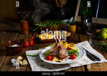 Côtelettes d'agneau marinées dans des herbes aux asperges vertes et au citron vert Banque D'Images