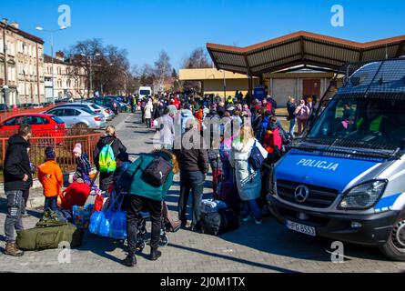 Przemysl, Pologne. 18th mars 2022. Les gens font la queue dans la rue en attendant un train pour Lviv. Les Ukrainiens retournent en Ukraine de la Pologne en train. Certains étaient de retour après avoir été incapable de trouver des ressources en Pologne d'autres où revenir pour aider leurs familles. (Photo de Ty O'Neil/SOPA Images/Sipa USA) crédit: SIPA USA/Alay Live News Banque D'Images