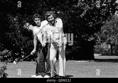 Dickie Davies d'ITV avec ses deux fils, Pete (cheveux justes) et Dan, photographiés chez eux dans le Hampshire. 10th septembre 1980. Banque D'Images