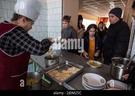 Lviv, Ukraine. 18th mars 2022. Les Ukrainiens qui ont fui leurs maisons prennent le déjeuner à la cafétéria d'un centre de gestion gouvernementale pour les personnes déplacées. Selon les Nations Unies, plus de trois millions d'Ukrainiens sont devenus des réfugiés et deux autres millions ont été déplacés à l'intérieur du pays depuis que la Russie a commencé son invasion de l'Ukraine le 24 février 2022. Crédit : SOPA Images Limited/Alamy Live News Banque D'Images