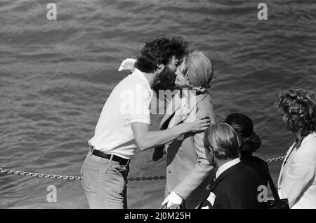 Le Transglobe Expedition rentre chez lui. Sir Ranulph Fiennes est accueilli par sa mère, Lady Fiennes, à leur arrivée à Greenwich. 29th août 1982. Banque D'Images