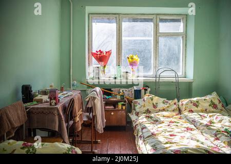 Lviv, Ukraine. 18th mars 2022. La salle que Tanya, une femme de Kiev, partage avec sa fille et deux petits-fils dans un centre de PDI géré par le gouvernement. Selon les Nations Unies, plus de trois millions d'Ukrainiens sont devenus des réfugiés et deux autres millions ont été déplacés à l'intérieur du pays depuis que la Russie a commencé son invasion de l'Ukraine le 24 février 2022. Crédit : SOPA Images Limited/Alamy Live News Banque D'Images
