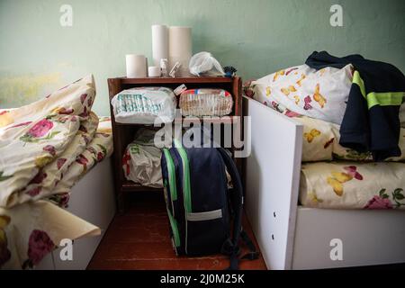 Lviv, Ukraine. 18th mars 2022. Childrenís les choses dans la salle que Tanya, une femme de Kiev, partage avec sa fille et deux petits-fils dans un centre de PDI géré par le gouvernement selon les Nations Unies, Plus de trois millions d'Ukrainiens sont devenus des réfugiés et deux autres millions ont été déplacés depuis que la Russie a commencé son invasion de l'Ukraine le 24 février 2022. Crédit : SOPA Images Limited/Alamy Live News Banque D'Images