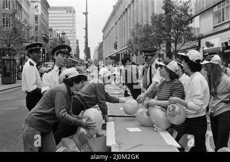 L'Oxford Street Association a organisé une fête pour plus de 5000 enfants avant le mariage royal. La fête s'étendait de Tottenham court Road à Marble Arch. 26th juillet 1981. Banque D'Images