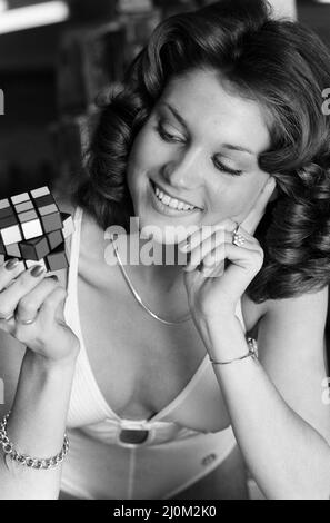 Madame la Grande-Bretagne, Michelle Hobson, à la foire du jouet à Earl's court. Photo avec un Rubik's Cube. 1st février 1981 Banque D'Images