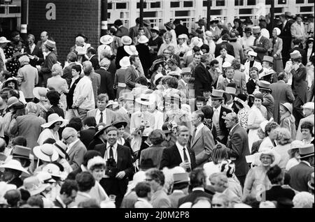 Lady Diana Spencer, au centre, aime la journée avec quelques amis le dernier jour de Royal Ascot. Lady Diana Spencer, au centre dans le chapeau à ruban et le dessus rayé, aime la journée avec quelques amis le dernier jour de Royal Ascot. Ascot 1981, a été la première visite officielle de Lady Diana Spencer aux courses d'Ascot, en tant que futur membre de la famille royale. Photo prise le 18th juin 1981. Banque D'Images