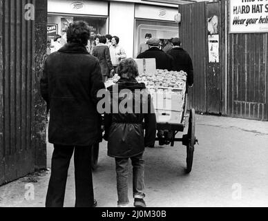 Le kit d'un commerçant de rue illégal est en mouvement pour échapper à la police le 31st janvier 1981 Banque D'Images