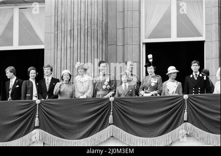 Lady Diana Spencer se joint à son mari pour être, S.A.R. le prince Charles, le prince de Galles, la reine Elizabeth II et la famille royale sur le balcon de Buckingham Palace pour son premier Trooping de la couleur. À cette occasion, un homme de 17 ans a été arrêté pour avoir tiré une réplique d'une arme à feu à la Reine alors qu'elle détourne les foules à cheval. Marcus Serjeant a pointé un pistolet directement à la Reine alors qu'elle a refusé la parade des Horseguards pour le début de la cérémonie de Trooping la couleur. Photo prise le 13th juin 1981 Banque D'Images