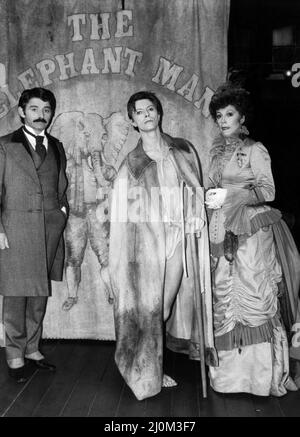 L'histoire de John Merrick, joué par David Bowie dans la production sur scène de The Elephant Man. Stand Theatre sur Broadway, New York. 18th septembre 1980. Banque D'Images