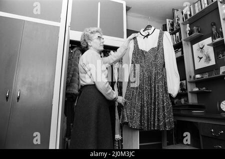 Mme Beryl Leach, mère de Barbara Leach, victime de l'Éventreur du Yorkshire, photographiée dans la chambre de Barbara avec sa première robe de danse, chez elle à Kettering. 7th mai 1981. Banque D'Images