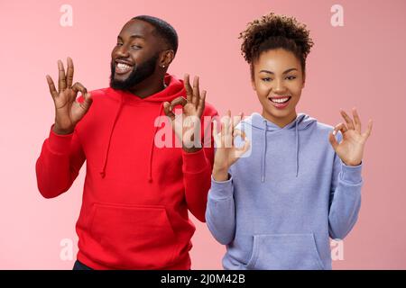 Tout est parfait. Charmant amoureux de deux couples ami afro-américain petite amie montrant OK ok excellent Gest Banque D'Images