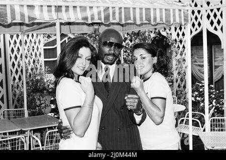 Marvin Hagler à Londres pour défier le WBC, le champion de WBA Alan Minter. Hagler a remporté la victoire de TKO au troisième tour. Hagler est passé six ans sans défaite avant de perdre ses titres à Sugar Ray Leonard en 1987.(image) Hagler posant avec des modèles. 18th septembre 1980 Banque D'Images