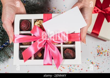 Bonbons à la truffe au chocolat faits main dans une boîte blanche sur fond de noël.Directement au-dessus de la vue de dessus. Banque D'Images