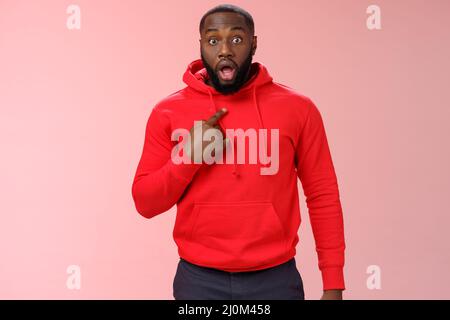 Un gars choqué ne peut pas croire qu'il a choisi la mâchoire goutte élargir les yeux regardant la caméra sans voix se pointant impressionné ne peut pas croire pic Banque D'Images
