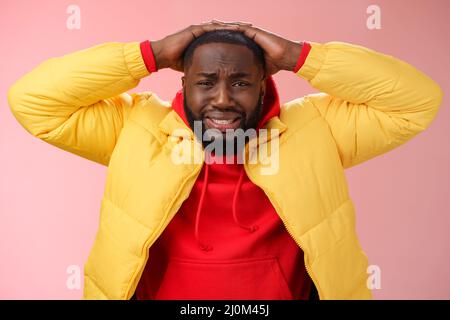 Contrarié malheureux entrepreneur afro-américain perdre de l'argent se sentir tristesse regret grimacing douloureux sentiments déchirants, holdin Banque D'Images