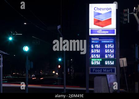 Los Angeles, Californie, États-Unis - 10 mars 2022 : les coûts du carburant augmentent en flèche en raison de la guerre et de l'inflation exposées dans une station-service de Chevron. Banque D'Images