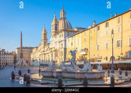 Lever de soleil sur les bâtiments de la Piazza Navona (place Navona) à Rome, Italie Banque D'Images