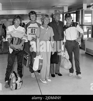 Michael Parkinson arrive à Heathrow avec sa femme Mary et ses fils Nicholas, Andrew et Michael. Il est en Australie depuis six mois pour un spectacle. 7th septembre 1981. Banque D'Images