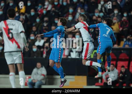 Madrid, espagnol. 19th mars 2022. Madrid Espagne; 19.03.2022.- Rayo Vallecano contre Atletico de Madrid match de football de la Ligue espagnole 29 au stade Vallecano Rayo Vallecano joueur Mario Suarez (C) Atletico joueur de Madrid Griezmann (L) et Joao Felix (R) score final 0-1 par Koke Resurreccion 49  Credit: Juan Carlos Rojas/dpa/Alay Live News Banque D'Images