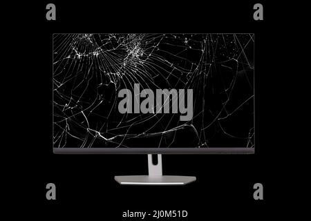 Moniteur d'ordinateur avec écran cassé isolé sur fond noir Banque D'Images