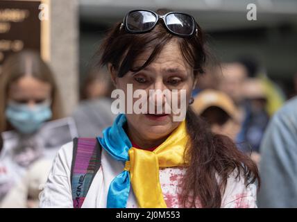 NEW YORK, New York – le 19 mars 2022 : un manifestant est vu sur la place des Nations Unies lors d’une manifestation contre l’invasion de l’Ukraine par la Russie. Banque D'Images