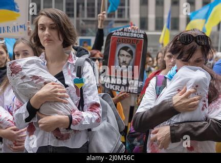 NEW YORK, New York – le 19 mars 2022 : des manifestants se rassemblent devant le quartier général de Fox News pour protester contre l'invasion de l'Ukraine par la Russie. Banque D'Images