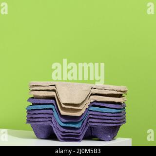 Support pour boisson chaude recyclable, support en papier pour quatre tasses, fond vert. Aucun gaspillage Banque D'Images