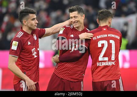 Finale jubilation de gauche: Marc ROCA (FC Bayern Munich), Robert LEWANDOWSKI (FC Bayern Munich), Lucas HERNANDEZ (FC Bayern Munich), jubilation, joie, enthousiasme, après la fin du jeu, action. Football 1st saison Bundesliga 2021/2022, 27.matchday, matchday27. FC Bayern Munich - 1.Union Berlin 4-0 le 19th mars 2022, ALLIANZARENA Munich. Banque D'Images