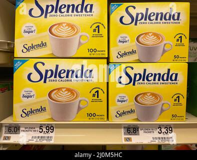 Grovetown, GA USA - 03 13 22: Édulcorants artificiels sur les étagères du magasin de détail boîtes de Splenda Banque D'Images