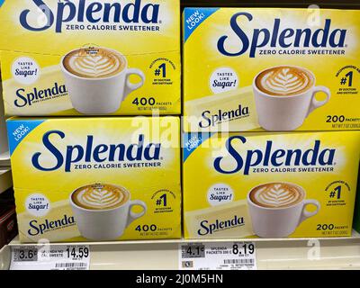 Grovetown, GA USA - 03 13 22: Édulcorants artificiels sur la tablette du magasin de détail Prix de la boîte de Splenda Banque D'Images