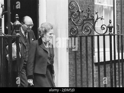 Margaret Thatcher PM photographié à l'extérieur de Downing Street, Londres, jeudi 22nd avril 1982. Banque D'Images