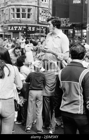 L'Oxford Street Association a organisé une fête pour plus de 5000 enfants avant le mariage royal. La fête s'étendait de Tottenham court Road à Marble Arch. 26th juillet 1981. Banque D'Images