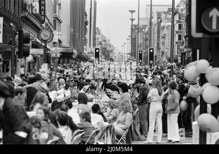 L'Oxford Street Association a organisé une fête pour plus de 5000 enfants avant le mariage royal. La fête s'étendait de Tottenham court Road à Marble Arch. 26th juillet 1981. Banque D'Images