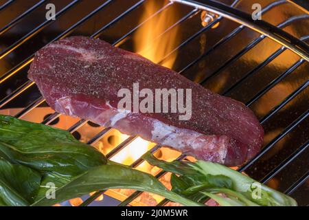 Steak avec pak choi sur le gril Banque D'Images