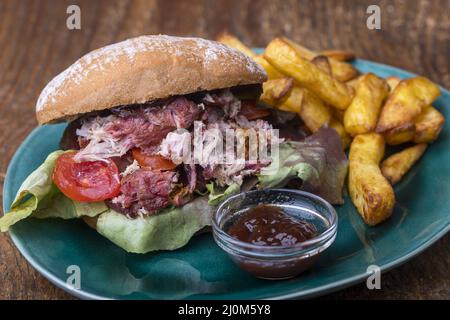 Hamburger au porc tiré avec frites Pommes Banque D'Images