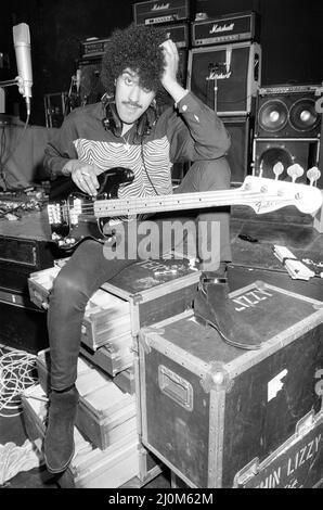 Phil Lynott de Thin Lizzy pendant une session d'enregistrement pour le nouvel album des groupes. Photo prise le 27th septembre 1982 Banque D'Images