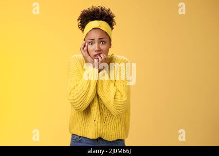 Peur inquiet nerveux jeune afro-américaine femme employée inquiet anxieux être mis au feu des dents de mise en contact stooping face insecu Banque D'Images