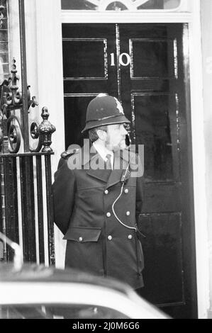 Agent de police debout devant Downing Street, Londres, jeudi 6th mai 1982. Banque D'Images