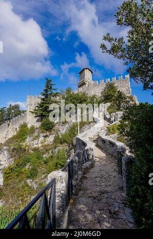 Le château de Rocca della Guaita, au sommet de la montagne, dans la capitale de Saint-Marin Banque D'Images