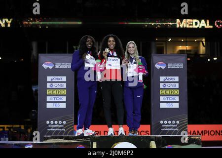 Belgrade, Serbie. 19th mars 2022. Mujinga Kambundji (C) de Suisse, Mikiah Brisco (L) des États-Unis et Marybeth Sant-Price des États-Unis posent lors de la cérémonie d'attribution de l'événement féminin 60m aux Championnats du monde d'athlétisme en salle Belgrade 2022 à Stark Arena, Belgrade, Serbie, le 19 mars 2022. Credit: Zheng Huansong/Xinhua/Alay Live News Banque D'Images