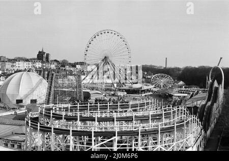 Scènes au parc à thème de Beemem Brothers White Knuckle (anciennement appelé Dreamland) à Margate, dans le Kent. 5th avril 1982. Banque D'Images