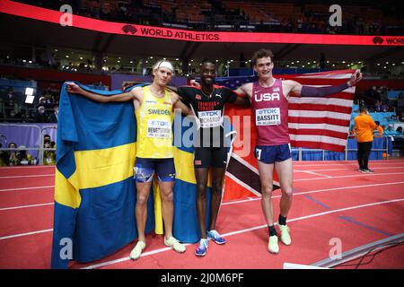 Belgrade, Serbie. 19th mars 2022. Jereem Richards (C), médaillé d'or de Trinité-et-Tobago, Trevor Bassitt (R), médaillé d'argent des États-Unis, et Carl Bengtstrom, médaillé de bronze de Suède, posent pour la photo après la finale masculine de 400m aux Championnats du monde d'athlétisme en salle Belgrade 2022 à Stark Arena, Belgrade, Serbie, le 19 mars 2022. Credit: Zheng Huansong/Xinhua/Alay Live News Banque D'Images