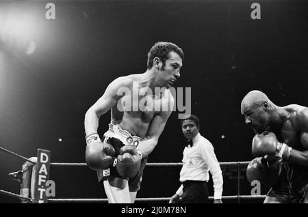 Alan Minter contre Marvin Hagler, WBA et WBC poids moyens lutte mondiale titre, Wembley Arena, Londres, Angleterre.C'était une lutte à dans lequel Hagler a gagné par TKO au troisième tour. Hagler a six ans invaincu avant de perdre ses titres à Sugar Ray Leonard en 1987. (Photo) Lutte à l'action. 27 Septembre 1980 Banque D'Images