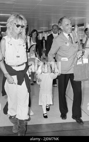 Goldie Hawn, actrice américaine avec son fils Oliver et sa fille Kate, à l'aéroport de Londres Heathrow, 1st septembre 1982. Banque D'Images