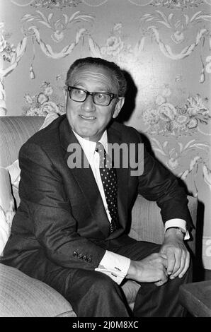 Henry Kissinger lors d'une conférence de presse, répondant à des questions sur son dernier livre, années of bouleversements. Claridge's Hotel, Londres. 27th avril 1982. Banque D'Images